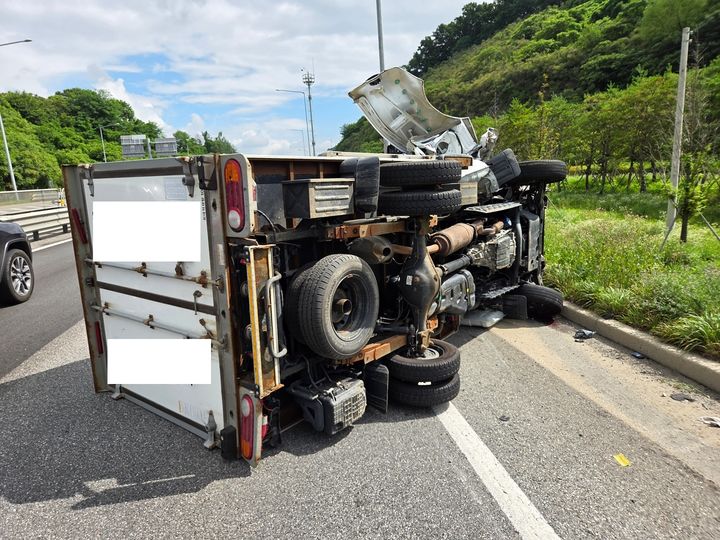 [아산=뉴시스] 21일 오전 9시45분께 충남 아산시 염치읍 배관리 국도43호선 평택방향 상행선 갓길에 서있던 1t 트럭 뒷부분을 2.5t 탑차가 들이 받아 2.5t 탑차가 전복됐다. (사진=아산소방서 제공) 2025.07.21. photo@newsis.com *재판매 및 DB 금지