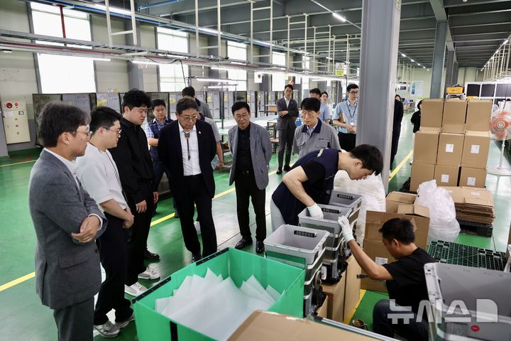 [김해=뉴시스]김해형 기술혁신 선도기업 비엔테크 현판 전달. (사진=김해시 제공). 2025.07.21. photo@newsis.com