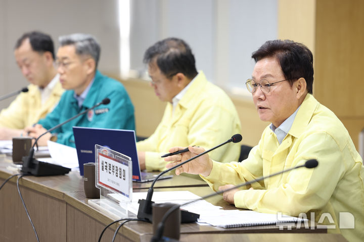 [창원=뉴시스]박완수 경남도지사가 21일 도청 도정회의실에서 실국본부장회의를 주재하고 있다.(사진=경남도 제공) 2025.07.21. photo@newsis.com
