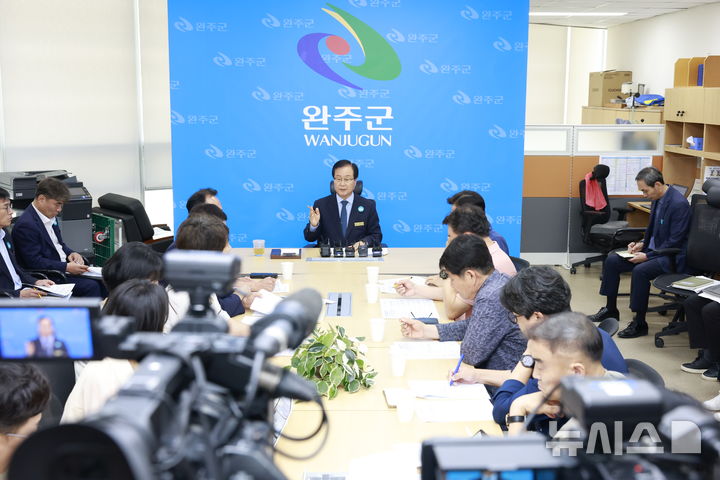 [완주=뉴시스] 유희태 완주군수가 21일 완주-전주 통합과 관련한 입장을 밝히고 있다. 2025.07.21 (사진= 완주군 제공) *재판매 및 DB 금지