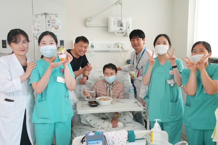 [대전=뉴시스] 건양대병원 호스피스완화의료센터가 최근 초복을 맞아 호스피스 병동에서 입원 환우와 가족들을 위한 삼계탕 나눔 행사를 열었다.(사진=건양대학교병원 제공) 2025.07.21. photo@newsis.com *재판매 및 DB 금지