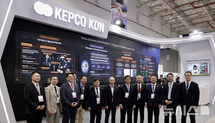 [세종=뉴시스]한전KDN은 지난 16일부터 18일까지 베트남 호찌민에서 개최된 '일렉스 베트남 2025'(VIETNAM ELECS 2025)에 참가해 수소도시 플랫폼, 배전자동화용 단말장치 등 미래 에너지체계 선도 기술 4종을 선보였다.(사진=한전KDN 제공)