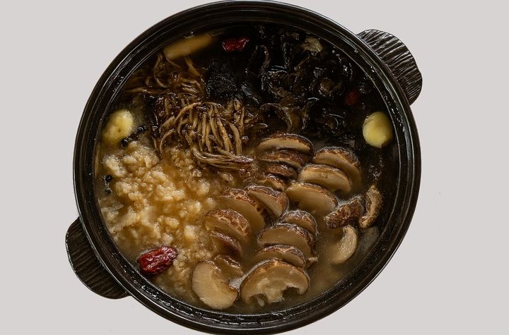 [세종=뉴시스] 농촌진흥청은 오는 22일 더위가 절정에 이른다는 절기 대서(大暑)를 맞아 약초와 버섯을 활용한 보양식 '약초버섯탕'을 21일 소개했다. (사진=농진청 제공) 2025.07.21. photo@newsis.com *재판매 및 DB 금지