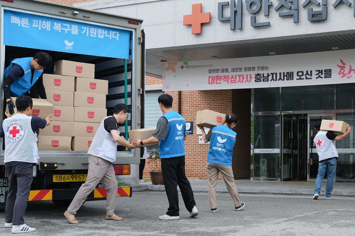 [서울=뉴시스] 대한적십자사 충남지사에서 지난 18일 SPC그룹 해피봉사단 직원들이 수해 이재민들을 위한 구호물품을 전달하고 있다. (사진=SPC그룹 제공) *재판매 및 DB 금지