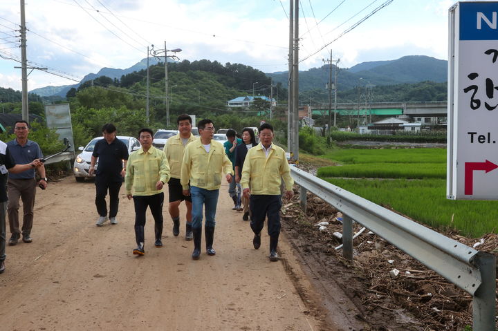 서태원 가평군수가 박찬대 더불어민주당 전 원내대표와 수해 피해 현장을 둘러보고 있다. (사진=가평군 제공) photo@newsis.com *재판매 및 DB 금지