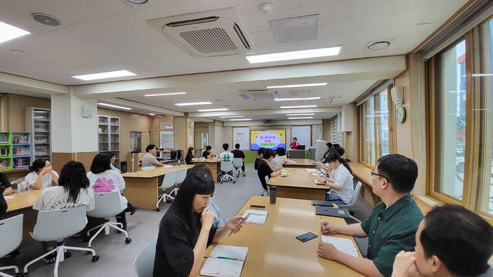 [안동=뉴시스] 21일 안동 경덕중학교에서 전 교원 참여 'IB 워크숍'이 진행되고 있다. (사진=경북교육청 제공) 2025.07.21. photo@newsis.com *재판매 및 DB 금지