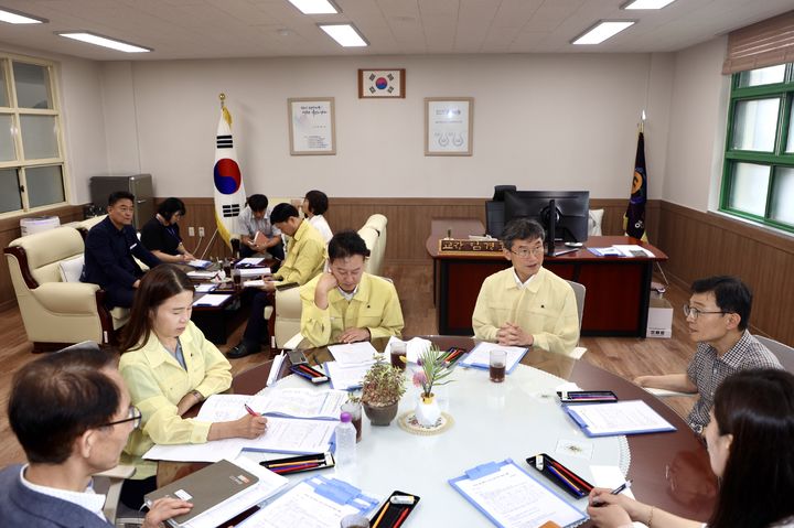 [울산=뉴시스] 구미현 기자 = 천창수 울산시교육감은 21일 최근 내린 집중호우로 송수관로가 파손되면서 단수 피해를 본 울주군 영화초를 방문해 현장 상황을 점검하고 있다. 2025.07.21. (사진=울산시교육청 제공) photo@newsis.com *재판매 및 DB 금지