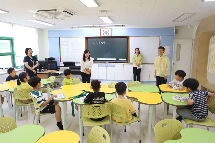[울산=뉴시스] 구미현 기자 = 천창수 울산시교육감은 21일 최근 내린 집중호우로 송수관로가 파손되면서 단수 피해를 본 울주군 영화초를 방문해 학생들과 대화를 나누고 있다. 2025.07.21. (사진=울산시교육청 제공) photo@newsis.com *재판매 및 DB 금지