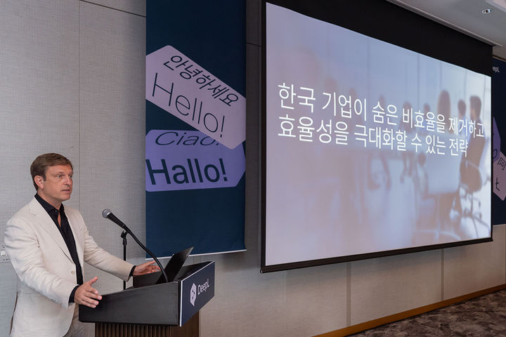 딥엘 최고기술책임자(CTO) 세바스찬 엔더라인이 7월 21일 서울 그랜드 인터컨티넨탈 서울 파르나스에서 열린 기자간담회에서 딥엘 보이스의 최신 업데이트와 향후 비전을 발표했다. (사진=딥엘 제공) *재판매 및 DB 금지