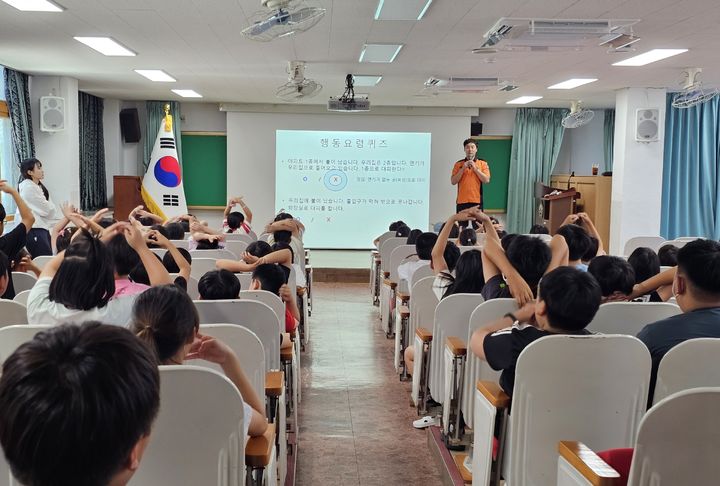 [안동=뉴시스]경북소방, 노후 아파트 인접 초교 긴급 소방안전교육(사진=경북소방본부 제공) photo@newsis.com *재판매 및 DB 금지