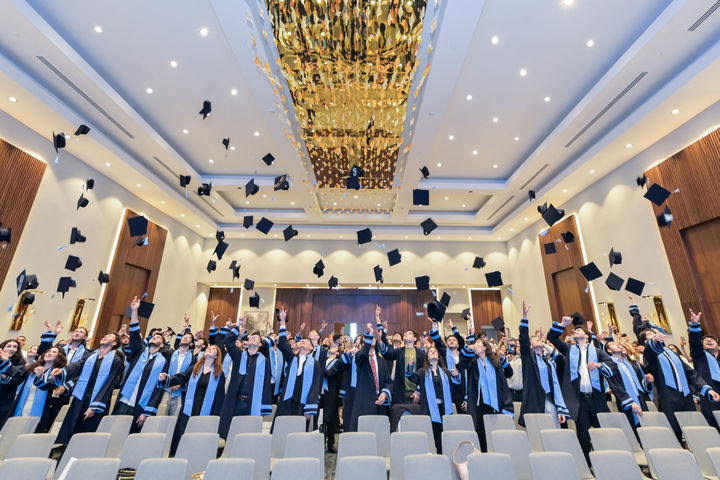 [인천=뉴시스] 인하대학교와 아제르바이잔 바쿠공과대학교가 함께 운영 중인 복수학위과정을 졸업한 학생들이 기념 세리머니를 하고 있다. (사진=인하대 제공) 2025.07.21. photo@newsis.com *재판매 및 DB 금지