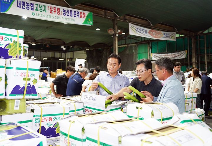[홍천=뉴시스] 21일 홍천군은 신영재 홍천군수가 지난&nbsp; 17일 서울 가락동 농수산물 도매시장을 방문해 유통 현장에서 홍천군 농산물을 직접 홍보했다고 밝혔다. 홍천군 제공. *재판매 및 DB 금지