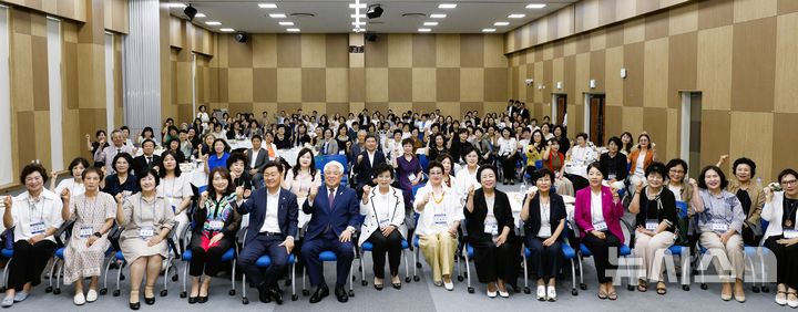 [전주=뉴시스] 21일 전주상의 대강당에서 개최한 '전북여성 리더스포럼' 참석자들이 기념촬영을 하고 있다. 2025.07.21 *재판매 및 DB 금지