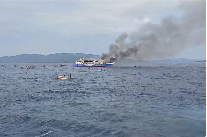 [마나도(인도네시아)=AP/뉴시스] 인도네시아 술라웨시 마나도 인근 해상을 운항하던 여객선에서 20일 화재가 발생해 불꽃과 함께 연기가 솟아오르고 있다. 2025.07.21. *재판매 및 DB 금지