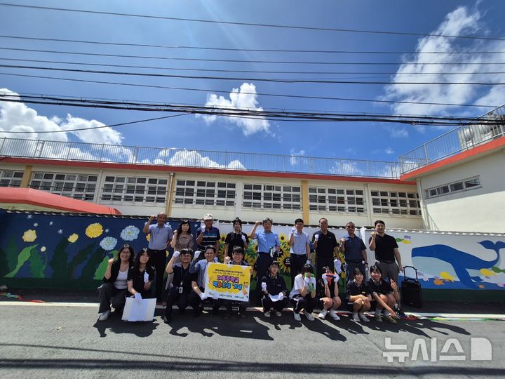 [김해=뉴시스]대동면 마을-학교 청소년 벽화 그리기. (사진=김해시 제공). 2025.07.21. photo@newsis.com