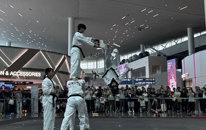 [서울=뉴시스] 인천국제공항에서 펼쳐진 태권도 시범 공연. (사진 = 태권도진흥재단 제공) *재판매 및 DB 금지