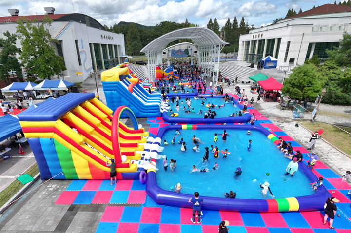 [순창=뉴시스] 지난해 순창군 향토회관 앞에 설치·운영된 물놀이장 풍경. *재판매 및 DB 금지
