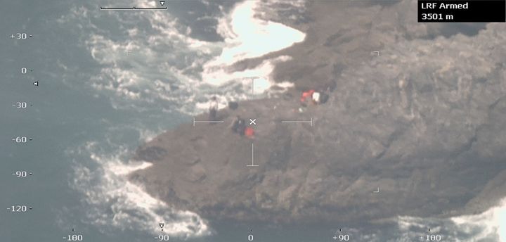 [목포=뉴시스]진도 동갈매기섬에서 불법낚시하는 낚시객. (사진=서해해경청 제공) 2025.07.21. photo@newsis.com *재판매 및 DB 금지