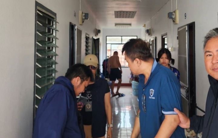 [서울=뉴시스] 태국 촌부리주 파타야에서 한국인과 중국인 마약 용의자 두 명이 현지 경찰에 체포돼 송환 예정이다. 용의자 체포 당시 모습. (사진 = 방콕포스트 캡처) 2025.07.21. *재판매 및 DB 금지