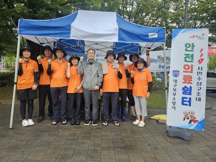 [대구=뉴시스] 대구북부소방서는 북구 산격동 유통단지공원 물놀이장의 안전사고를 예방하는 '119시민수상구조대'를 운영한다. (사진=대구북부소방서 제공) 2025.07.21. photo@newsis.com *재판매 및 DB 금지