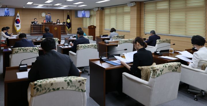 [부여=뉴시스] 조명휘 기자 = 부여군의회가 21일 제293회 임시회를 개회하고 안건을 심사하고 있다. (사진= 부여군의회 제공) 2025.07.21. photo@newsis.com *재판매 및 DB 금지