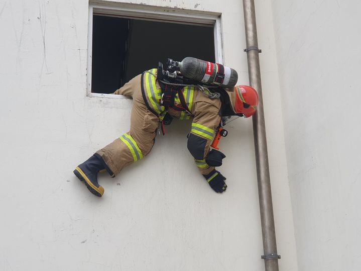 [대구=뉴시스] 대구서부소방서는 21일부터 사흘간 119특수대응단 특수구조훈련장에서 신속동료구조(RIT) 훈련을 시행한다. (사진=대구서부소방서 제공) 2025.07.21. photo@newsis.com *재판매 및 DB 금지