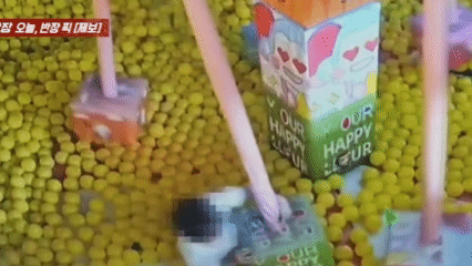 [서울=뉴시스] 키즈카페에서 놀던 3세 아이가 놀이기구 철심에 이마를 찔리는 사고를 당했지만, 카페 측은 사과는커녕 아이가 흘린 피조차 닦지 않은 채 놀이기구 운행을 계속해 공분을 사고 있다. (사진=JTBC '사건반장' 갈무리) 2025.07.21 *재판매 및 DB 금지