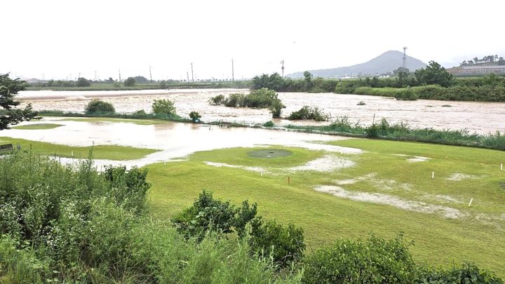 물에 잠긴 서충주 파크골프장 *재판매 및 DB 금지