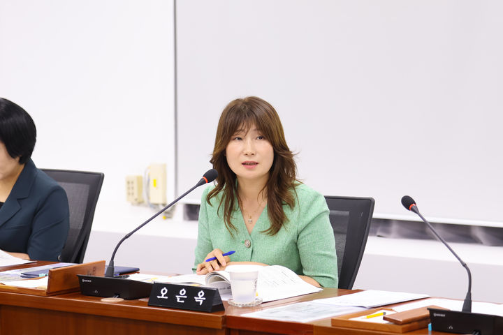 [창원=뉴시스] 강경국 기자 = 오은옥 경남 창원시의원이 21일 열린 제145회 임시회 경제복지여성위원회 경제일자리국 하반기 업무보고에서 질문을 하고 있다. (사진=창원시의회 제공). 2025.07.21. photo@newsis.com *재판매 및 DB 금지
