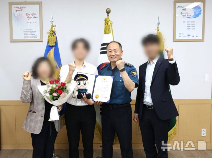 [의정부=뉴시스] 이상엽 경기 의정부경찰서장이 하나은행 의정부역지점 A씨에게 전화금융사기(보이스피싱) 피해를 막고, 송금책을 검거한 공로로 감사장을 수여했다.(사진=의정부경찰서 제공)photo@newsis.com
