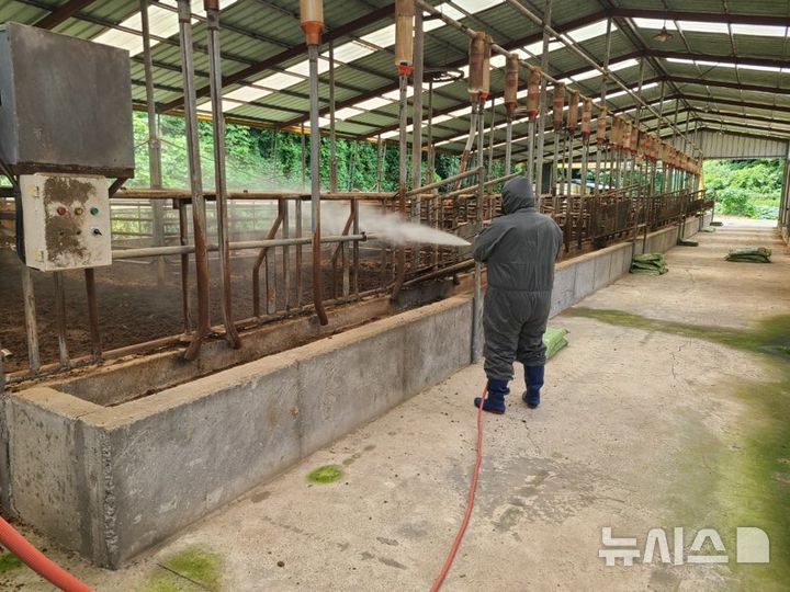 [장흥=뉴시스] 장흥 축산시설 악취저감 공동살포단