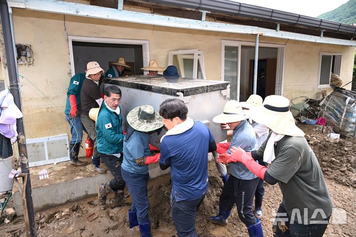 [합천=뉴시스]경상남도의회 의원과 직원들이 21일 집중호우로 큰 피해가 발생한 합천군 가회면 한 주택에서 피해복구 지원 활동을 펼치고 있다.(사진=경남도의회 제공) 2025.07.21. photo@newsis.com