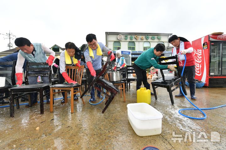 [의령=뉴시스]경상남도의회 의원과 직원들이 21일 집중호우로 큰 피해가 발생한 의령군 대의면 한 음식점에서 피해복구 지원 활동을 펼치고 있다.(사진=경남도의회 제공) 2025.07.21. photo@newsis.com