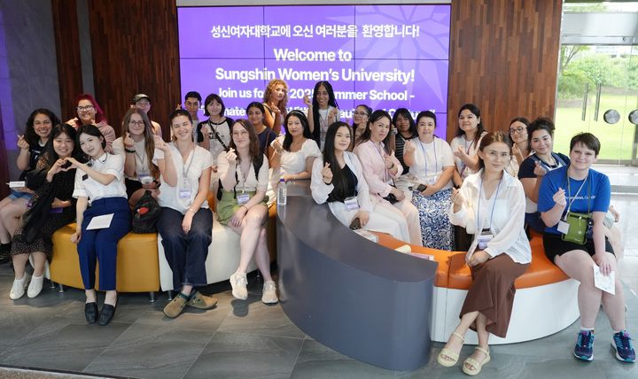 '글로벌 K-뷰티 썸머스쿨'에 참가한 학생들이 기념사진을 촬영하고 있다. (사진=성신여대 제공) *재판매 및 DB 금지
