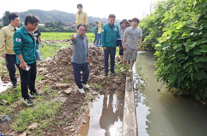 [임실=뉴시스] 지난 20일 집중호우에 따른 피해상황 점검차 덕치면 현장을 찾은 심민 임실군수(왼쪽 세번째)가 신속한 복구 및 2차 피해 방지를 주문하고 있다. *재판매 및 DB 금지