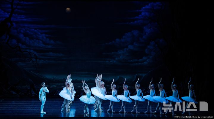 [서울=뉴시스]19일 서울 예술의전당에서 펼쳐진 '백조의 호수' 1막에서 다닐 심킨과 홍향기가 열연하고 있다. (사진=ⓒ유니버설발레_Lyeowon Kim 제공)