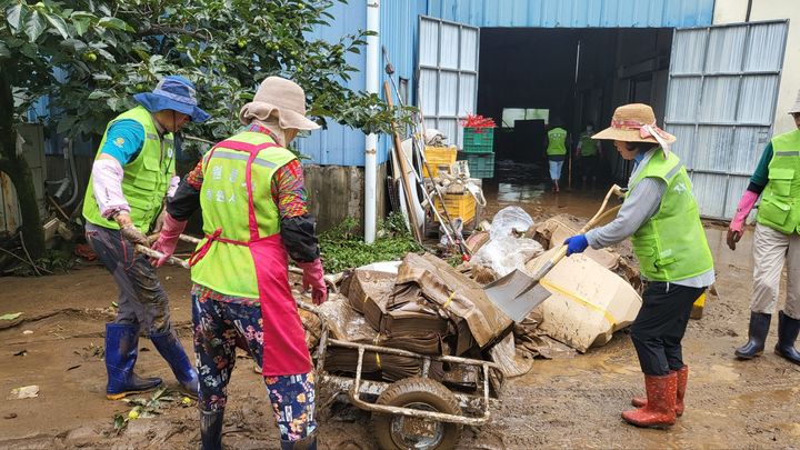 [창원=뉴시스] 강경국 기자 = 경남 창원시자원봉사단체협의회 회원들이 21일 산청군 시천면에서 침수 피해 복구 작업에 동참하고 있다. (사진=창원시청 제공). 2025.07.21. photo@newsis.com *재판매 및 DB 금지
