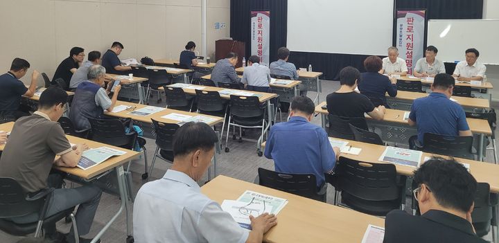 [안양=뉴시스] 21일 조달청이 한국소방산업협동조합에서 퇴직 조달공무원과 함께 소방 관련 중소기업을 대상으로 공공조달시장 진입 노하우를 설명하고 있다.(사진=조달청 제공) *재판매 및 DB 금지