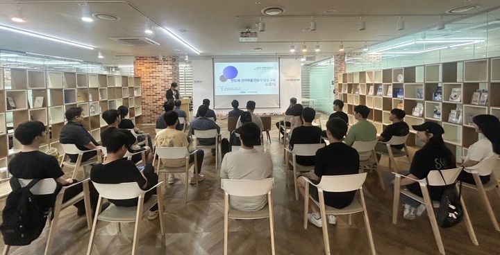 [화성=뉴시스]화성산업진흥원이 21일 화성시 중소기업지원센터에서 '2025년 미래기술학교 반도체·전자부품 전문가 양성과정' 수료식을 진행 중이다.(사진=화성산업진흥원 제공)2025.07.21.photo@newsis.com *재판매 및 DB 금지