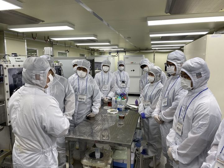 [대전=뉴시스] 국립한밭대 대학일자리본부 '반도체 8대 공정 이해와 실습 심화과정' 교육 모습. (사진=국립한밭대 제공) *재판매 및 DB 금지