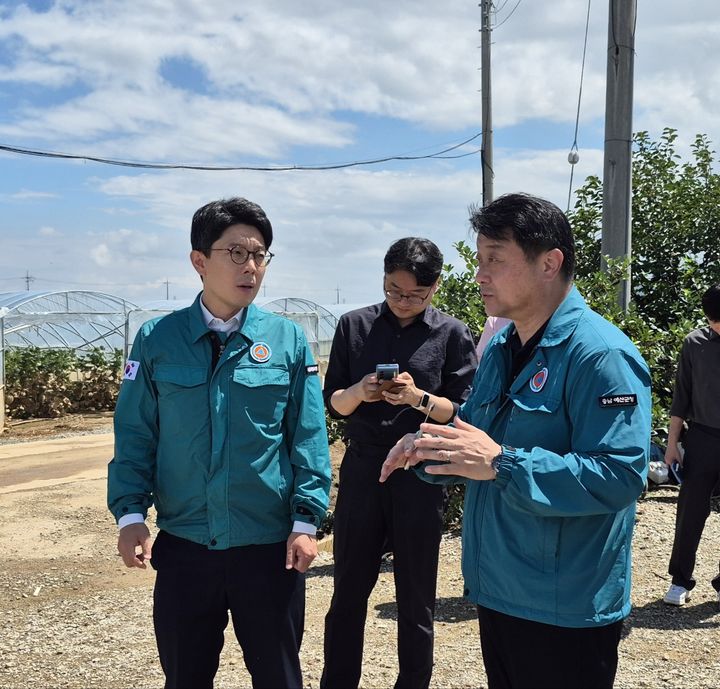 [서울=뉴시스] 수해 현장 방문한 김병민 정무부시장(왼쪽). 2025.07.21. (사진=서울시 제공) *재판매 및 DB 금지