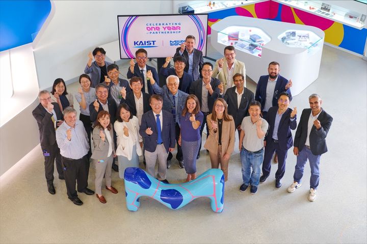 [서울=뉴시스] 머크 라이프사이언스가 KAIST와 파트너십 1주년을 맞아 미국 보스턴에서 ‘머크-KAIST’ 워크샵을 개최했다. 머크와 KAIST 관계자들이 워크샵에 참석해 기념촬영을 하고 있다. (사진=머크 라이프사이언스 제공) 2025.07.21. photo@newsis.com *재판매 및 DB 금지