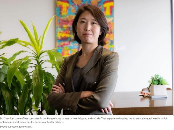 [서울=뉴시스]최태원 SK그룹 회장의 차녀 최민정 씨가 미국의 뉴욕 지역신문인 '더 버펄로 뉴스(The Buffalo news)'와 인터뷰를 갖고, 창업을 결심하게 된 배경에 대해 밝혔다. 이 매체에 따르면 최 씨는 해군 복무 시절 일부 동료가 정신 건강 문제와 극단적 선택으로 세상을 떠나는 비극을 경험한 뒤, 정신적 위기에 몰린 사람들에게 도움을 주고 싶다는 사명을 갖게 됐다고 밝혔다. (사진=버펄로 뉴스 홈페이지 캡쳐) photo@newsis.com *재판매 및 DB 금지