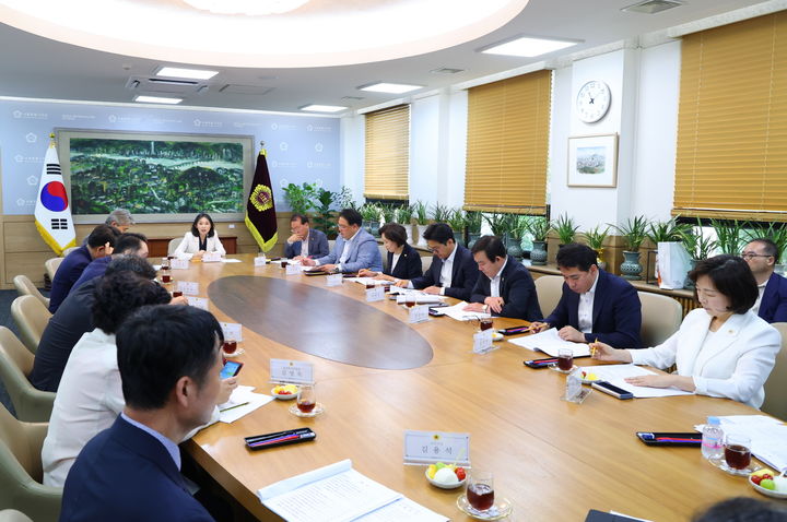 [서울=뉴시스] 회의 중인 서울시의회 의장단 및 상임위원장. 2025.07.21. (사진=서울시의회 제공) *재판매 및 DB 금지