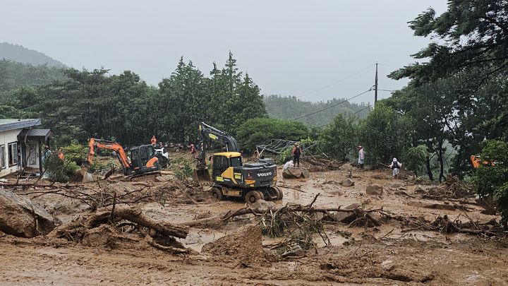 [대전=뉴시스] 산림조합이 최근 전국적으로 발생한 폭우 피해현장에 복구장비와 인력을 투입, 신속한 복구를 위해 총력대응하고 있다.(사진=산림조합중앙회 제공) *재판매 및 DB 금지