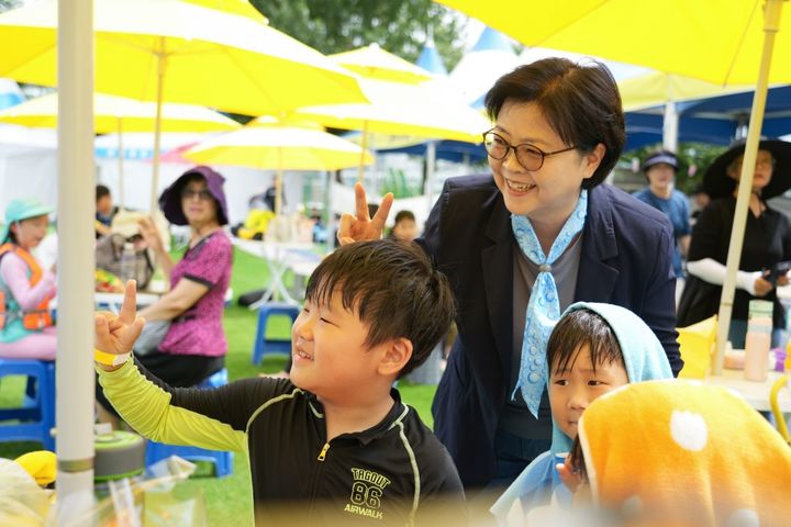 [서울=뉴시스] 이순희 강북구청장이 지난해 송천초등학교에서 열린 ‘쿨~한 스쿨 어린이 물놀이장’에서 아이들과 기념사진을 찍고 있다. 2025.07.21. (사진=강북구 제공) *재판매 및 DB 금지