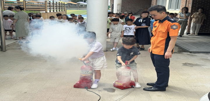 [강릉=뉴시스 강릉소방서가  지역 내 노후 공동주택 인접 초등학교를 대상으로 14개 초등학교를 순회하며 여름방학 전까지 이론과 실습교육을 실시하고 있다.(사진=강릉소방서 제공)photo@newsis.com *재판매 및 DB 금지