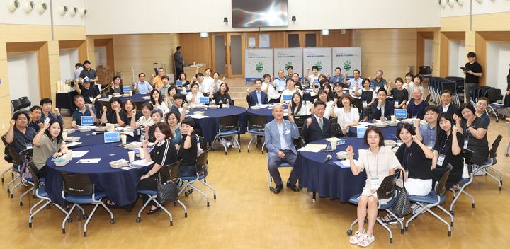 [광명=뉴시스] 박승원 광명시장(오른쪽 첫 째 테이블 뒷 줄 두 번째)이 21일 시청 대회의실에서 열린 제8기 주민참여예산위원회 위촉식에서 참석자들과 기념촬영을 하고 있다.(사진=광명시 제공)2025.07.21.photo@newsis.com *재판매 및 DB 금지