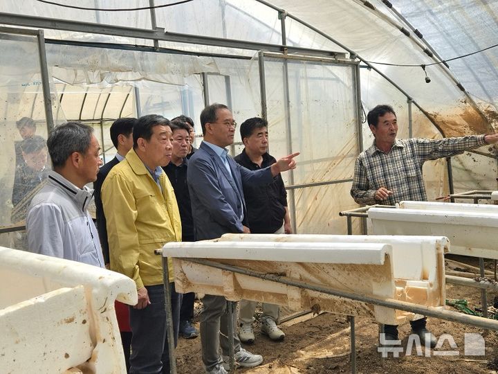[서울=뉴시스]이찬우 NH농협금융지주 회장은 21일 집중호우로 피해를 입은 충남 홍성군을 찾아 신속한 피해 복구를 위한 전방위적 지원을 약속했다. (사진=농협금융 제공). 2025.07.21. photo@newsis.com 