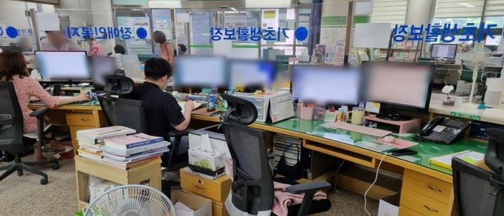 [청주=뉴시스] 충북 청주시 서원구 수곡2동 행정복지센터 민원 창구. photo@newsis.com *재판매 및 DB 금지